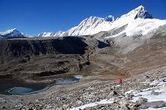 
We finally reach Shishapangma Southwest Base Camp (5276m) with the view of Goldum, Risum, Shishapangma, Pungpa Ri and Nyanang Ri. The ABC used by the 1982 British expedition was a friendly place in a little hollow amongst grass and boulders a short distance above the top end of the lake.
